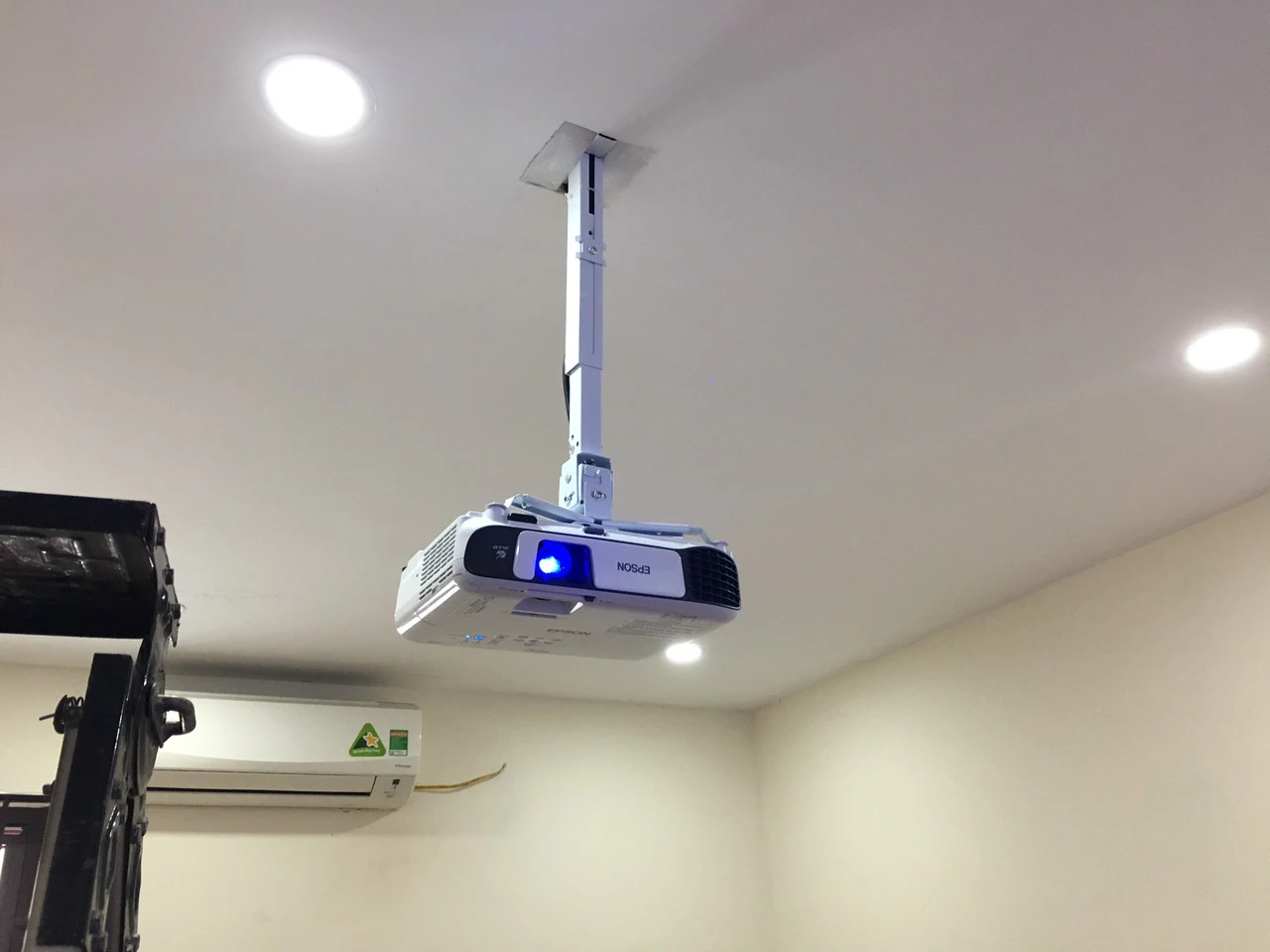 DỊCH VỤ LẮP ĐẶT MÁY CHIẾU CHUYÊN NGHIỆP